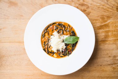 Acılı spagetti deniz ürünleri