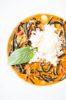 Acılı spagetti deniz ürünleri