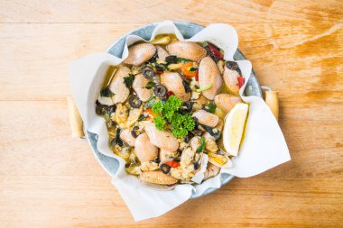 Kızarmış istiridye beyaz şarap ile