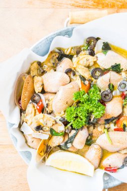 Kızarmış istiridye beyaz şarap ile