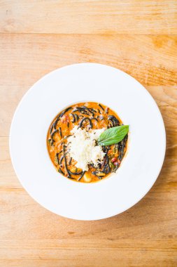 Acılı spagetti deniz ürünleri