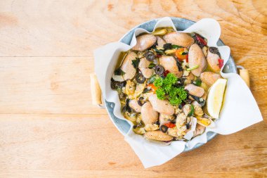 Kızarmış istiridye beyaz şarap ile