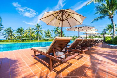 Şemsiye ve Yüzme Havuzu etrafında sandalye