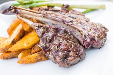 Izgara kuzu pirzolası biftek