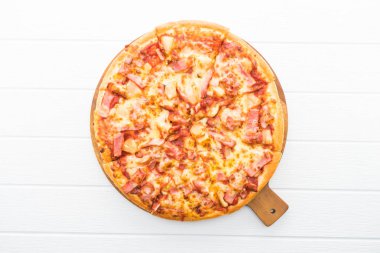 Beyaz üstüne Hawai pizza 