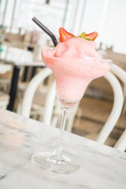 Çilek smoothies cam