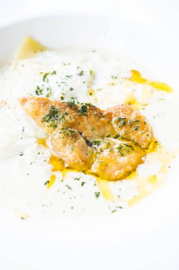 Kaz ciğeri penne krema sos ile