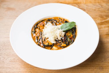 Acılı spagetti deniz ürünleri