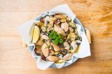 Kızarmış istiridye beyaz şarap ile