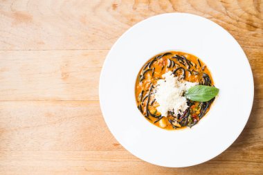 Acılı spagetti deniz ürünleri