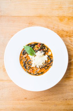 Acılı spagetti deniz ürünleri