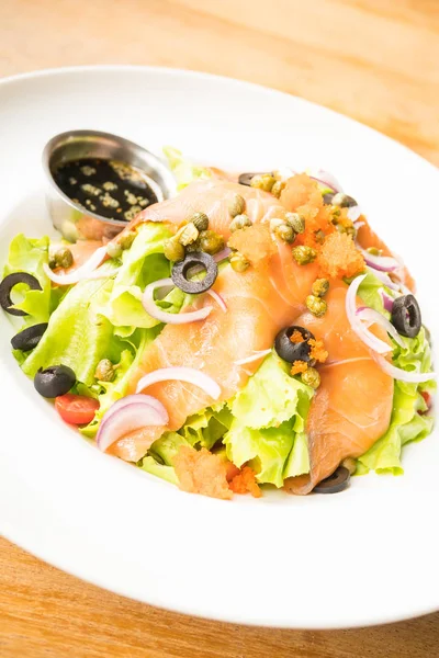 Ensalada de salmón en plato blanco — Foto de Stock