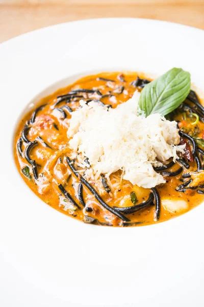 Acılı spagetti deniz ürünleri