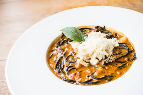 Acılı spagetti deniz ürünleri