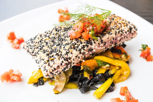 Bife de atum grelhado com macarrão e legumes — Fotografia de Stock