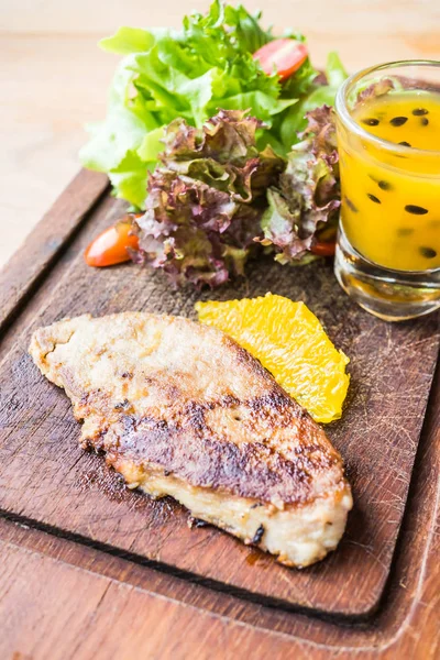 Kaz ciğeri biftek sebze ve tatlı sos ile