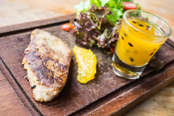 Kaz ciğeri biftek sebze ve tatlı sos ile