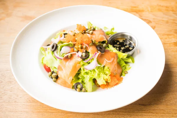 Beyaz tabak içinde somon salata