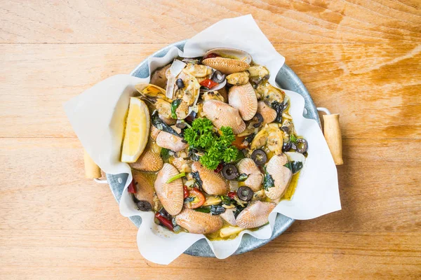 Kızarmış istiridye beyaz şarap ile