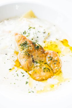 Kaz ciğeri penne krema sos ile