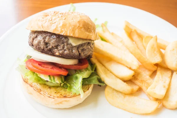 Rundvlees hamburger met frietjes — Stockfoto