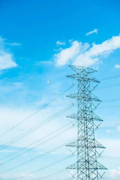 Elektricitet pol på blå himmel — Stockfoto