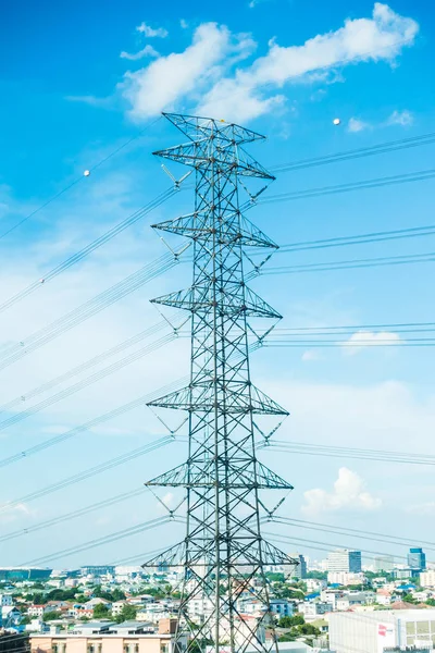 Электрический столб на голубом небе — стоковое фото