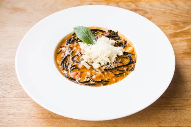 Acılı spagetti deniz ürünleri