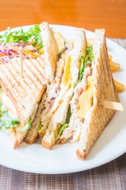 Sandviç yumurta tavuk ile