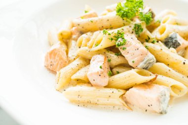 Penne carbonara makarna somon ile