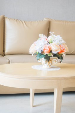 Oturma odasının iç tarafındaki masa dekorasyonuna çiçek vazosu.