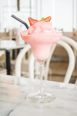 Çilek smoothies cam