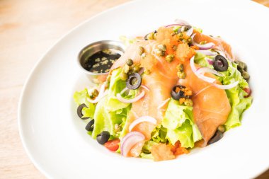 Beyaz tabak içinde somon salata