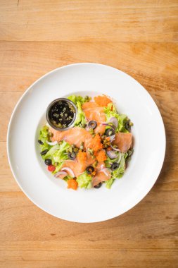 Beyaz tabak içinde somon salata