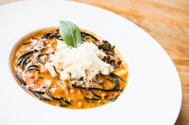 Acılı spagetti deniz ürünleri