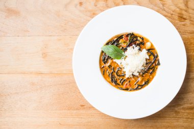 Acılı spagetti deniz ürünleri