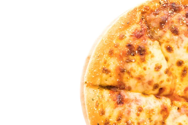 Pizza al formaggio su piatto di legno — Foto Stock