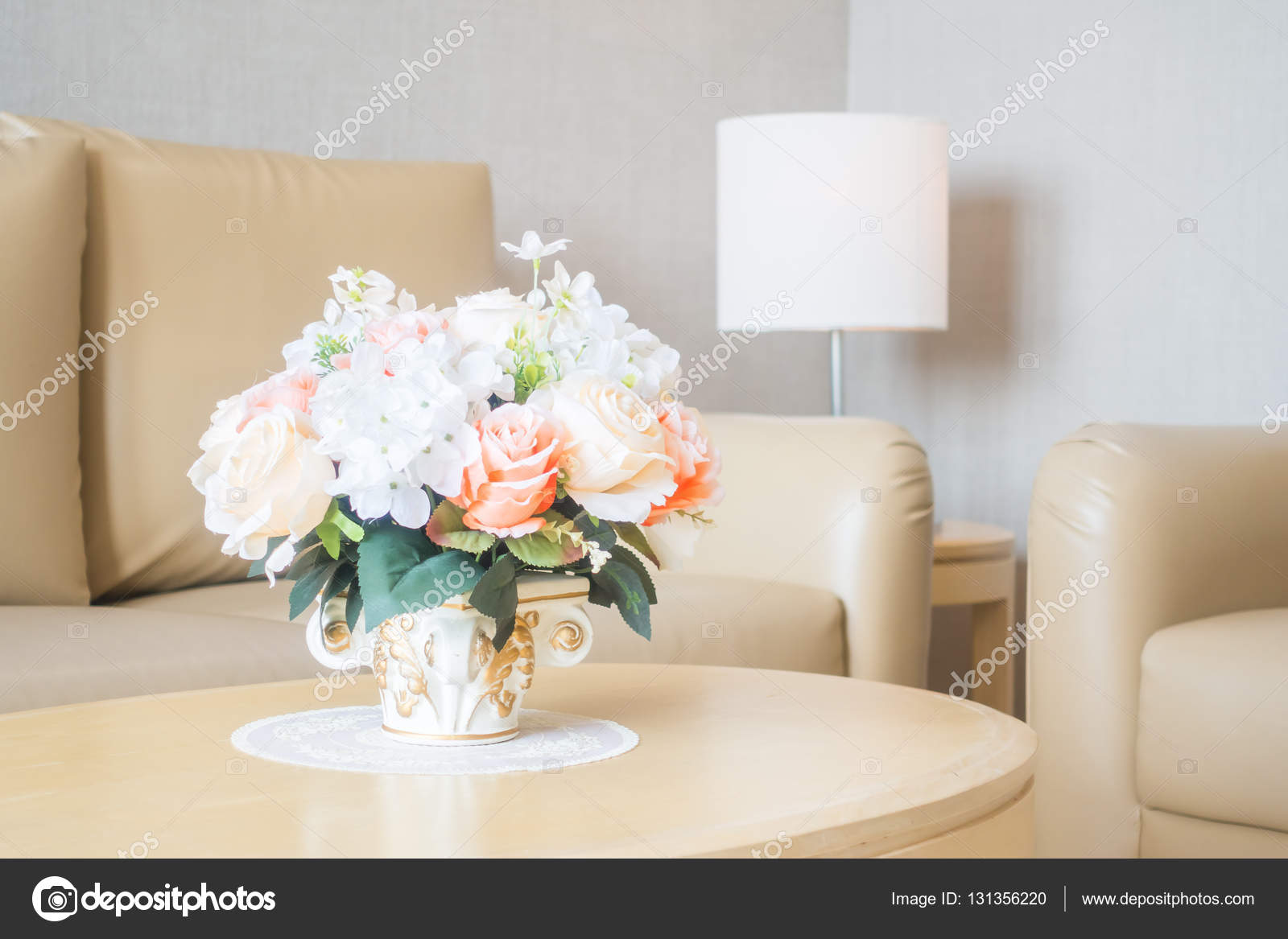 Bloemenvaas op tafeldecoratie in de woonkamer binnenkant — Stockfoto ... Bloemenvaas op tafeldecoratie in de woonkamer binnenkant — Stockfoto ...