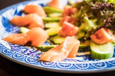 Avokado salata somon