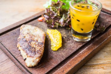 Kaz ciğeri biftek sebze ve tatlı sos ile