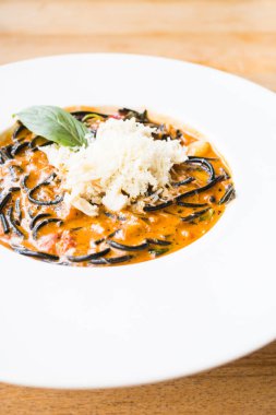 Acılı spagetti deniz ürünleri