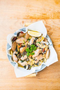 Kızarmış istiridye beyaz şarap ile