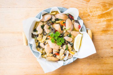 Kızarmış istiridye beyaz şarap ile