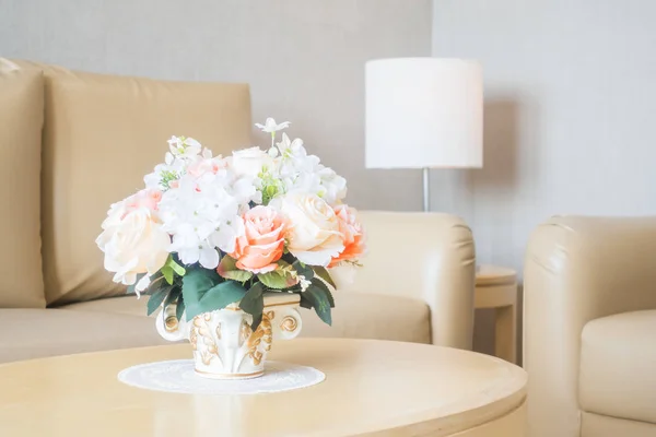 Wazon kwiatowy na dekoracji stołu we wnętrzu pokoju dziennego — Zdjęcie stockowe