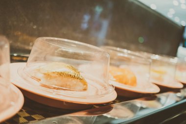 Konveyör bant suşi tepsi