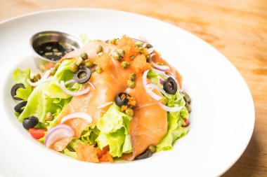 Beyaz tabak içinde somon salata