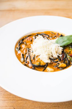 Acılı spagetti deniz ürünleri