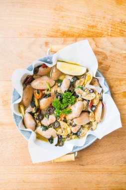 Kızarmış istiridye beyaz şarap ile