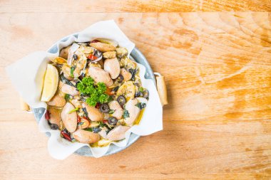 Kızarmış istiridye beyaz şarap ile