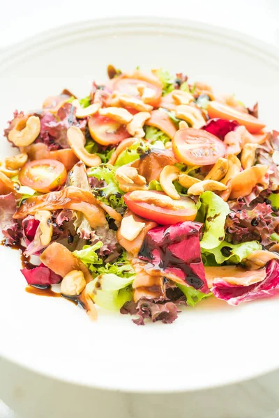 Tomaten-Gemüse-Salat mit geräuchertem Lachsfleisch — Stockfoto